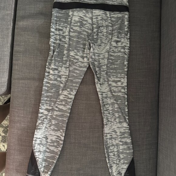 Lululemon Leggings, EUC, Black and Grey, size 6 - Picture 3 of 7